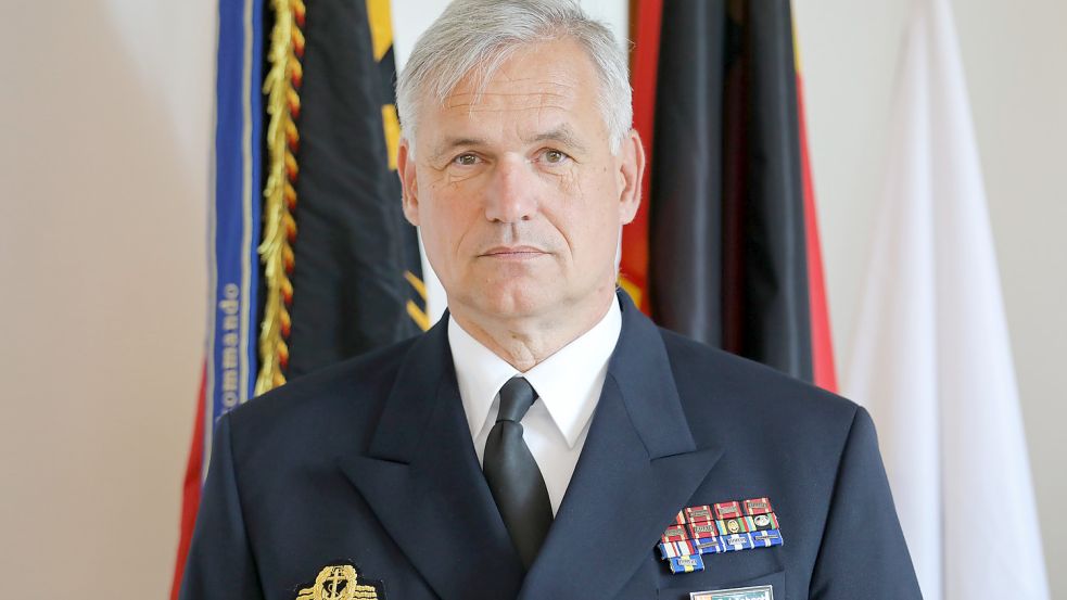 Kay-Achim Schönbach in der Uniform des Vizeadmirals und Inspekteurs der deutschen Marine in seinem Büro im Marinekommando Rostock. Foto: dpa/Bernd Wüstneck