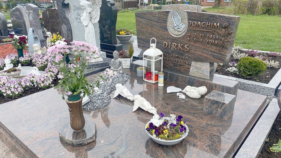 Unter anderem vom Grab von Joachim Dirks auf dem Moordorfer Friedhof verschwindet immer wieder teils hochwertiger Grabschmuck. Fotos: Holger Janssen