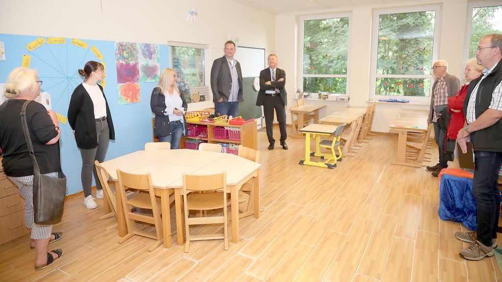 Schulleiter Wolfgang Albers und Pädagogin Helma Mäcken haben im vergangenen Sommer noch den Ihlower Sozialausschuss durch den Schulkindergarten geführt. Jetzt wird er wohl seine Türen schließen. Foto: Romuald Banik