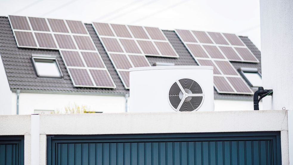 Wärmepumpe auf der Garage, Solaranlage auf dem Hausdach. Foto: Imago Images/Robert Poorten