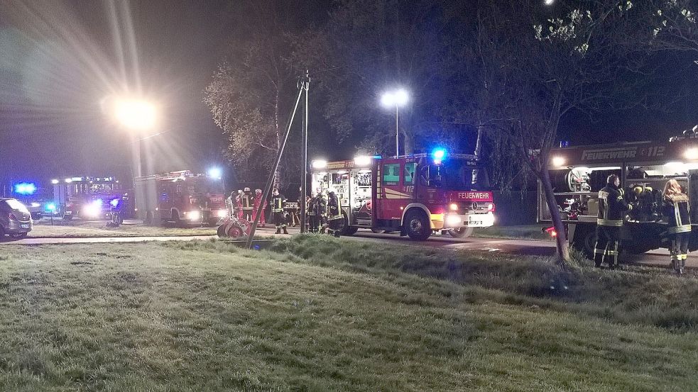 Etliche Einsatzkräfte waren gegen 0.45 Uhr in die Alt-Münkeboer Straße ausgerückt. Foto: Karin Böhmer