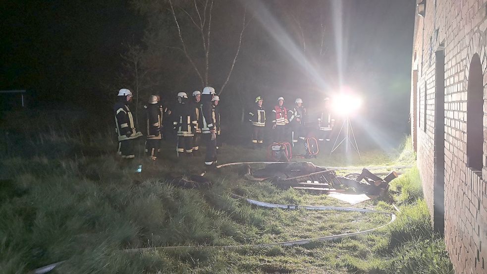 Der Brand war schnell unter Kontrolle. Die Feuerwehr setzte auch einen Lüfter ein. Foto: Karin Böhmer