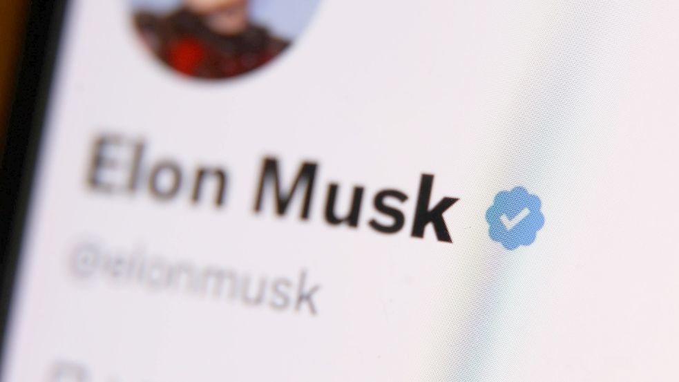 Zum zweiten Mal hat Elon Musk verkündet, wann der blaue Haken abgeschafft werden soll. Foto: IMAGO / NurPhoto