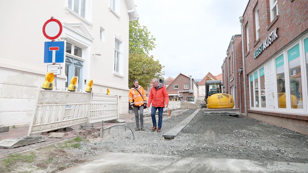Tanja Ahrens (Tiefbauamt) und Stadtsprecher Johann Stromann neben dem „Kattul“. Dort bleibt das alte Pflaster liegen. Foto: Romuald Banik