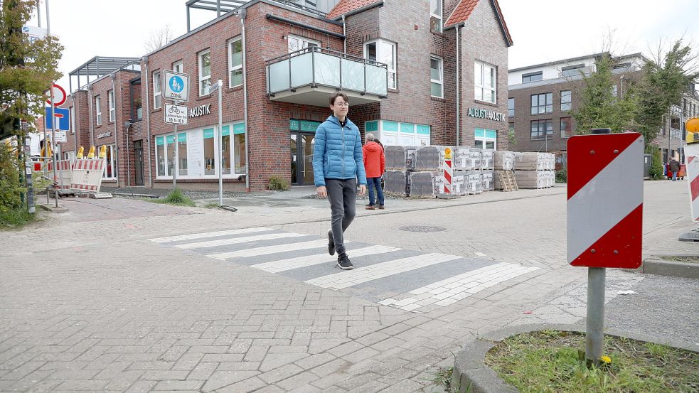 Der Zebrastreifen vor dem „Kattul“ wird ein Stück weiter in Richtung Rathaus verlegt. Foto: Romuald Banik