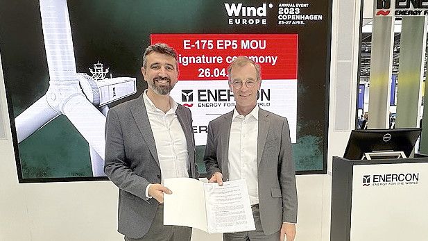 Enercon-Vorstandschef Dr. Jürgen Zeschky (rechts) mit İhsan Erbil Bayçöl, Chef von Enerjisa Üretim, bei der Vertragsunterzeichnung auf der Messe in Kopenhagen. Foto: privat