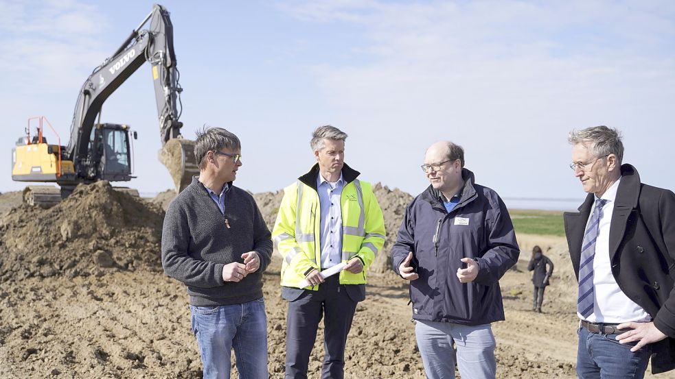 Auf der Deichbaustelle bei Hamswehrum rollen bereits Bagger: der niedersächsische Umweltminister Christian Meyer (3.v.l.) machte sich am Donnerstag gemeinsam mit Rainer Carstens (4.v.l.), Thomas Schoneboom (2.v.l.) und Oberdeichrichter Gerd-Udo Heikens (Deichacht Krummhörn) ein Bild vom Fortschritt des Großprojekts.Foto: NLWKN