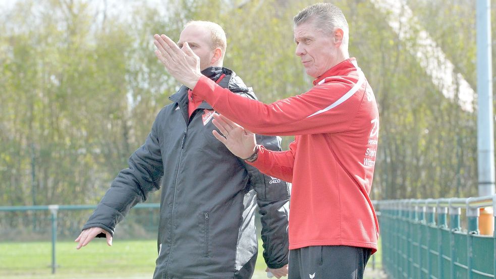 Der Auricher Cheftrainer Uwe Groothuis (rechts) und sein Cotrainer Steven Liesegang zeigen den Weg an, wie die SpVg im Abstiegskampf bestehen soll. Foto: Bernd Wolfenberg