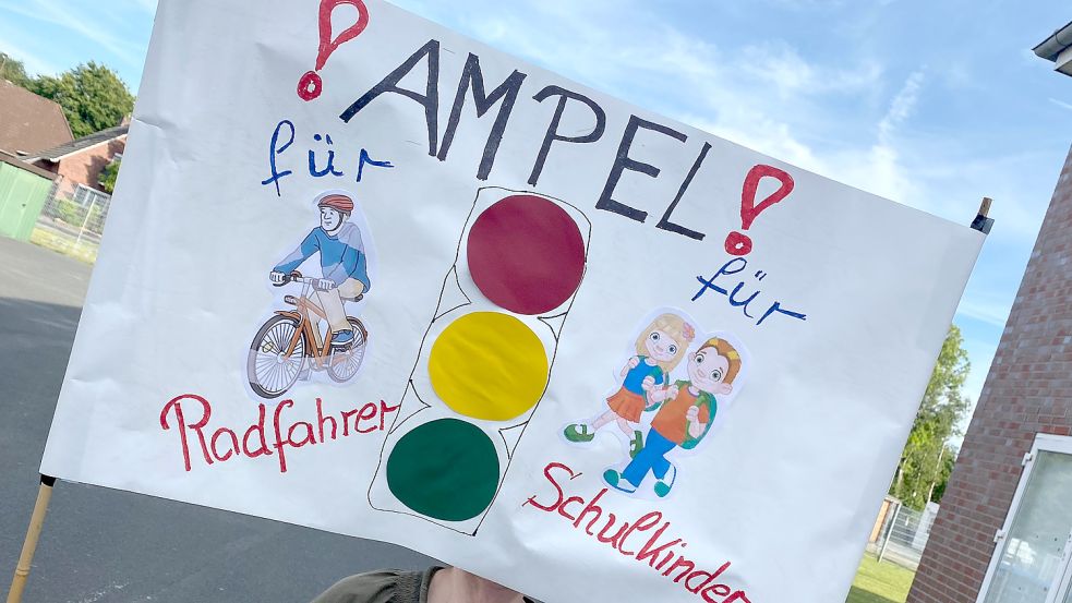 Mit Plakaten warben Anwohner im vergangenen Jahr für die Ampel in Bedekaspeler Marsch. Foto: Holger Janssen