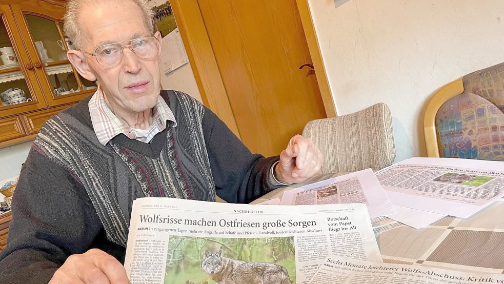 Johannes Walker hat viele Berichte über den Wolf in Ostfriesland gesammelt. Foto: Janßen