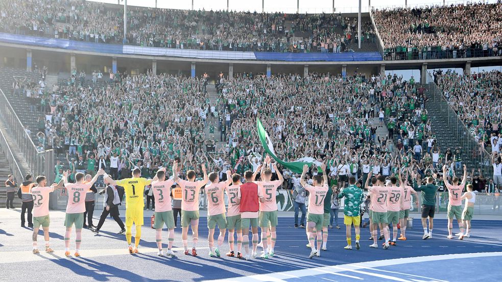 Wollen den nächsten Auswärtssieg feiern: die Bundesliga-Profis des SV Werder Bremen und ihre Fans. Foto: imago images/Matthias Koch