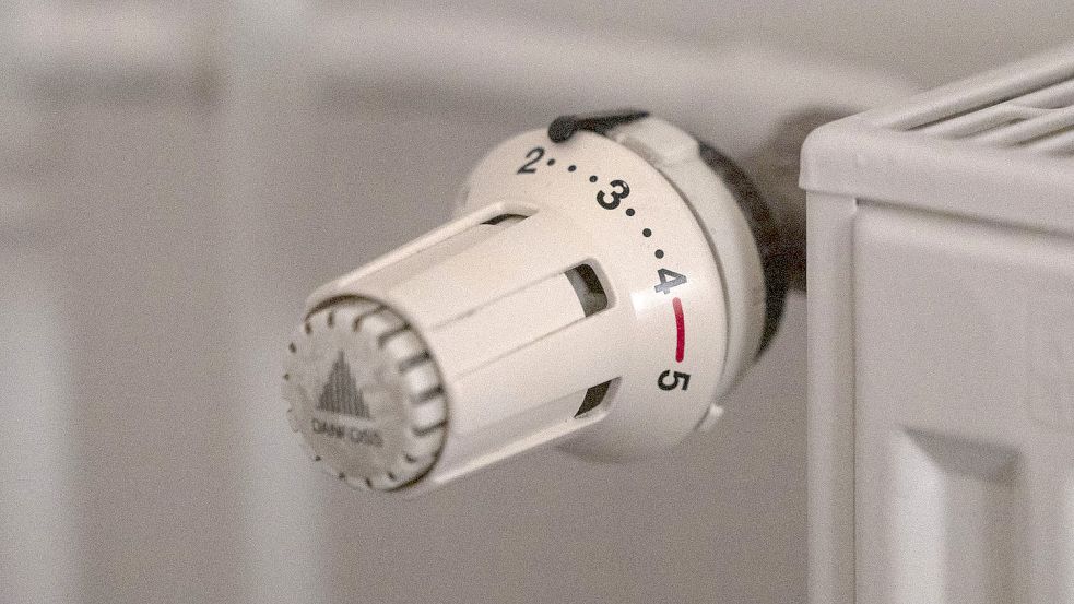 Der Regler eines herkömmlichen Heizkörpers, der wohl kaum noch eine Zukunft hat. Denn für alternative Heizformen sind meist Flächenheizungen mit geringeren Vorlauftemperaturen erforderlich. Foto: DPA
