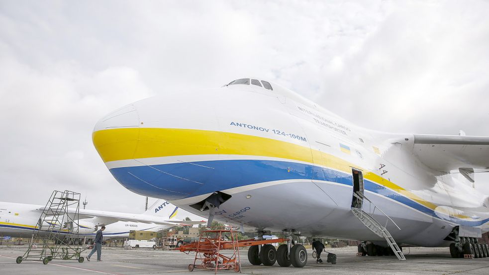 Die AN 124 „Antonov“ steht der Bundeswehr als riesiger Material-Transporteur immer wieder zu Diensten. Foto: Roman Pilipey/dpa