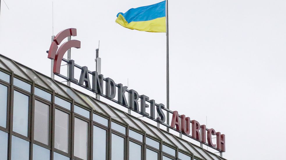 Der Schriftzug des Landkreises Aurich auf dem Kreishaus im Carolinenhof. Foto: Romuald Banik