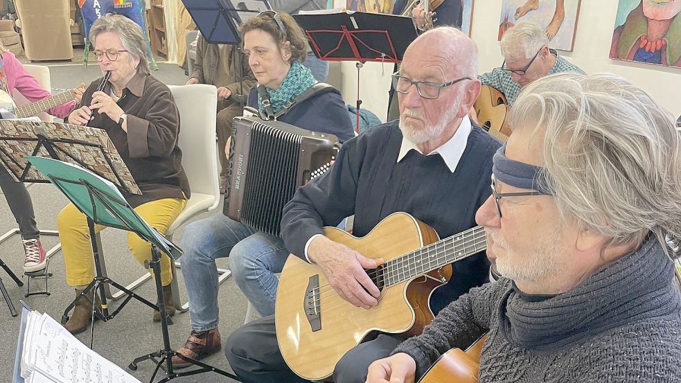 Das das ostfriesische Folkorchester unter Leitung von Insa McLean spielte jiddische Melodien. Foto: Andrea Henkelmann