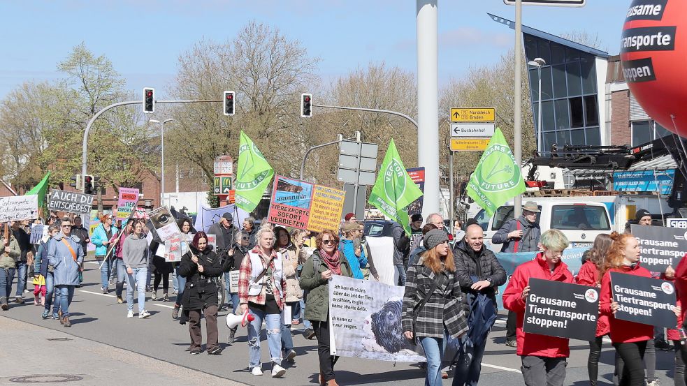 Die Demonstranten hatten zahlreiche Plakate dabei. Foto: Karin Böhmer