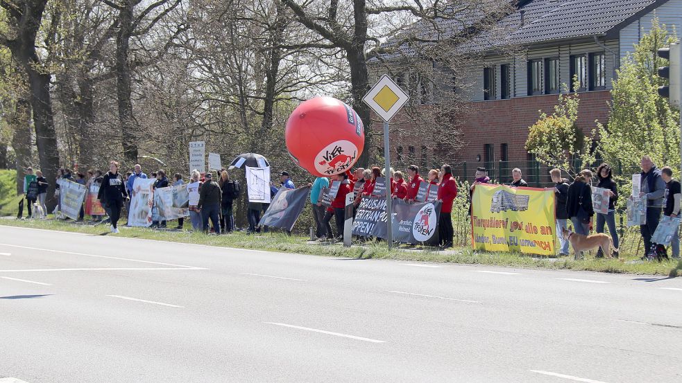 Am Standort des VOST in Schirum gab es am Nachmittag eine Mahnwache. Foto: Karin Böhmer