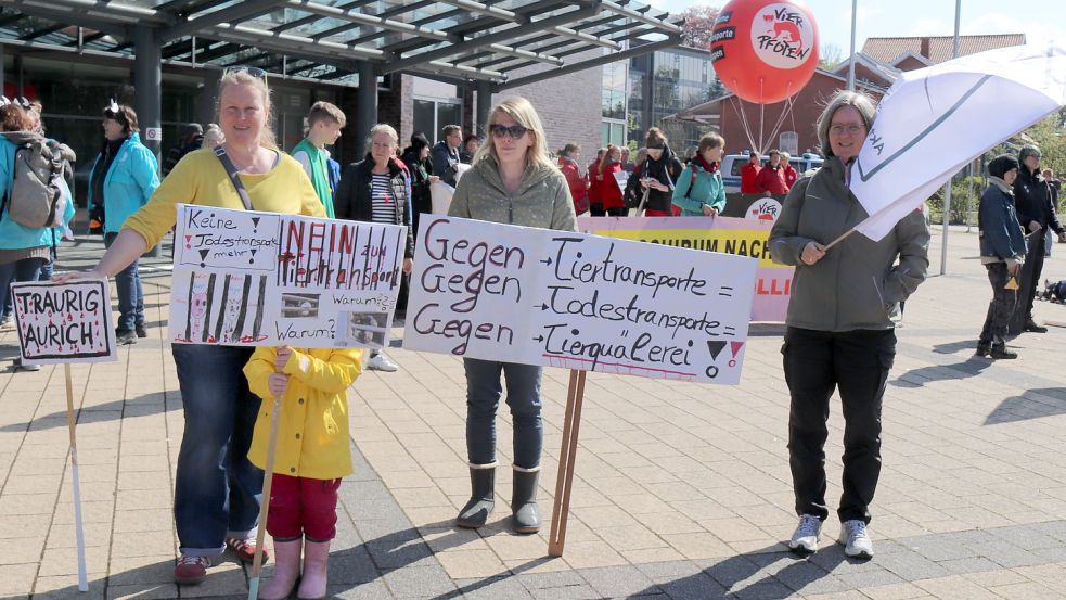 Die Demonstranten erwiesen sich als sehr gemischte Gruppe. Foto: Karin Böhmer