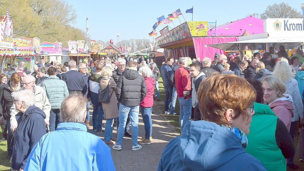 Zahlreiche Besucher sind zur Eröffnung des Bagbander Marktes gekommen. Foto: Gerd-Arnold Ubben
