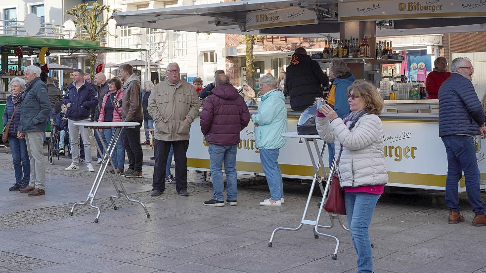 Das Maibaumbinden war der Auftakt zu "Aurich rockt in den Mai". Etliche Gäste waren schon vorher auf dem Marktplatz. Foto: Helmut Vortanz