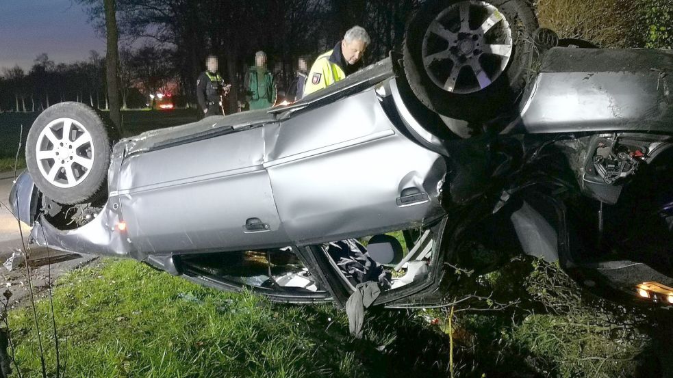 Der Audi landete kopfüber in einem Graben. Foto: Karin Böhmer