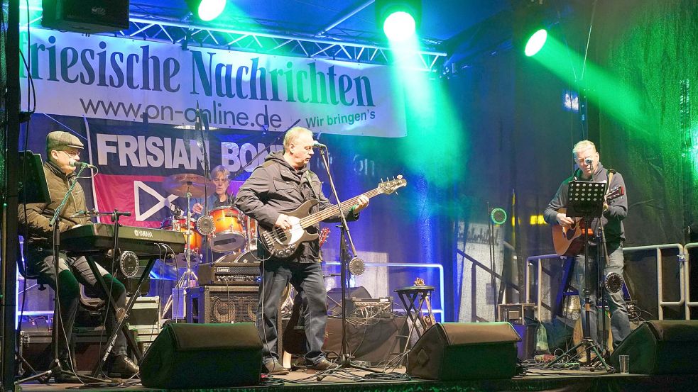 Die Frisian Bones spielten open air auf dem Marktplatz. Foto: Helmut Vortanz