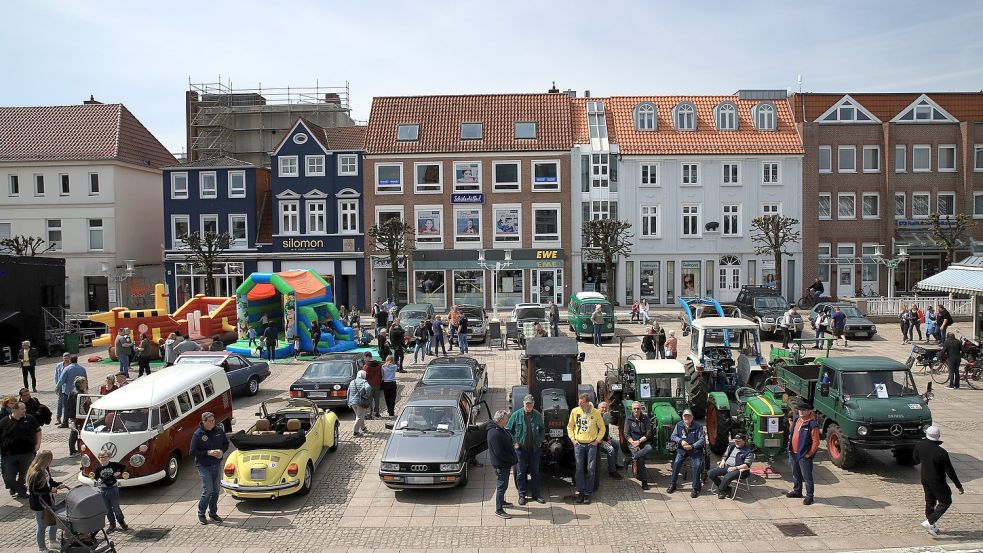 Das kurzfristig angesetzte Oldtimertreffen lockte allerlei Liebhaber auf den sonst autofreien Marktplatz. Foto: Böhmer