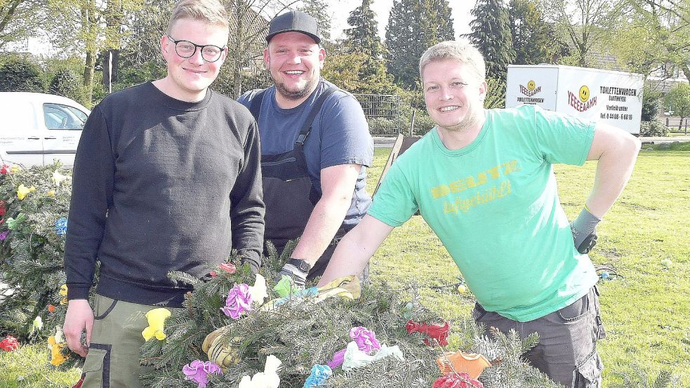 Marco Garrelts, (von links) Vorsitzender der Dorfjugend, Timo Gelmers und Jörg Schmidt behielten trotz der Panne am Sonntag die gute Laune und machten sich am Montag an die Nacharbeiten. Foto: Gerd-Arnold Ubben