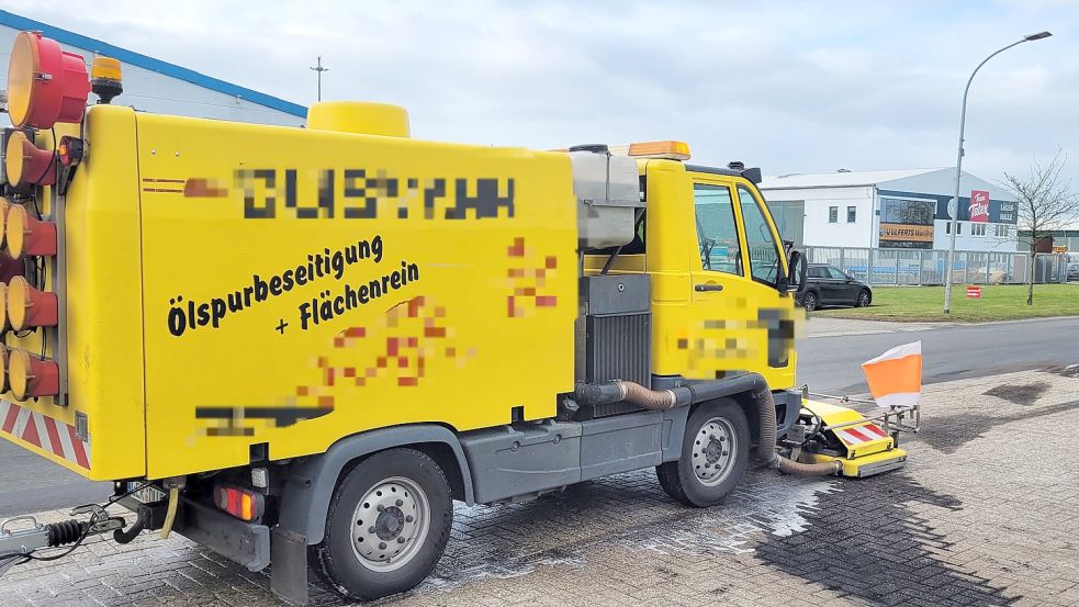 Eine Ölfachfirma wurde zur Beseitigung der Ölspur in Georgsheil hinzugezogen. Foto: Gerd Wilts