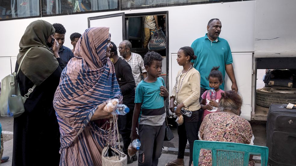 Sudanesen treffen in Kairo ein. Wegen der anhaltenden Kämpfe im Sudan flüchten immer mehr Menschen in benachbarte Länder. Foto: dpa/Lobna Tarek