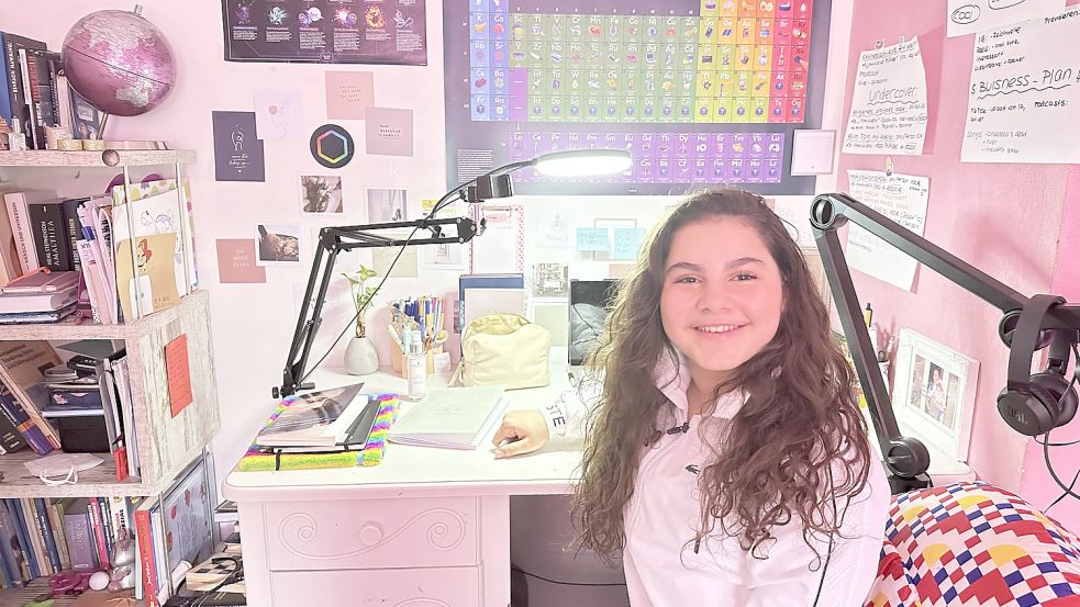 Sitzt an ihrem Schreibtisch, wo sie fleißig lernt: Die 13-jährige Adela Poteri. Vor ihr klebt das Periodensystem, auf den Zetteln rechts an der Wand geht es um Disziplin und einen Business-Plan. Adela ist hochbegabt. Ihr größter Wunsch ist es, einmal Alexander Gerst kennenzulernen und später selbst Astronautin zu werden. Foto: Sadika Poteri