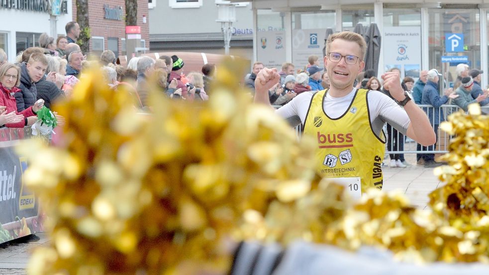 Sven Tattje vom TuS Weene lief auf dem Auricher Marktplatz als Sechster ein. Cheerleader wedelten mit goldenen Puscheln. Fotos: Bernd Wolfenberg