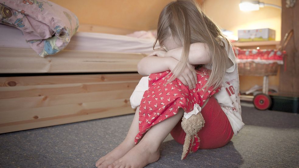 Ein Mädchen sitzt in dieser gestellten Szene weinend in seinem Zimmer. Foto: DPA