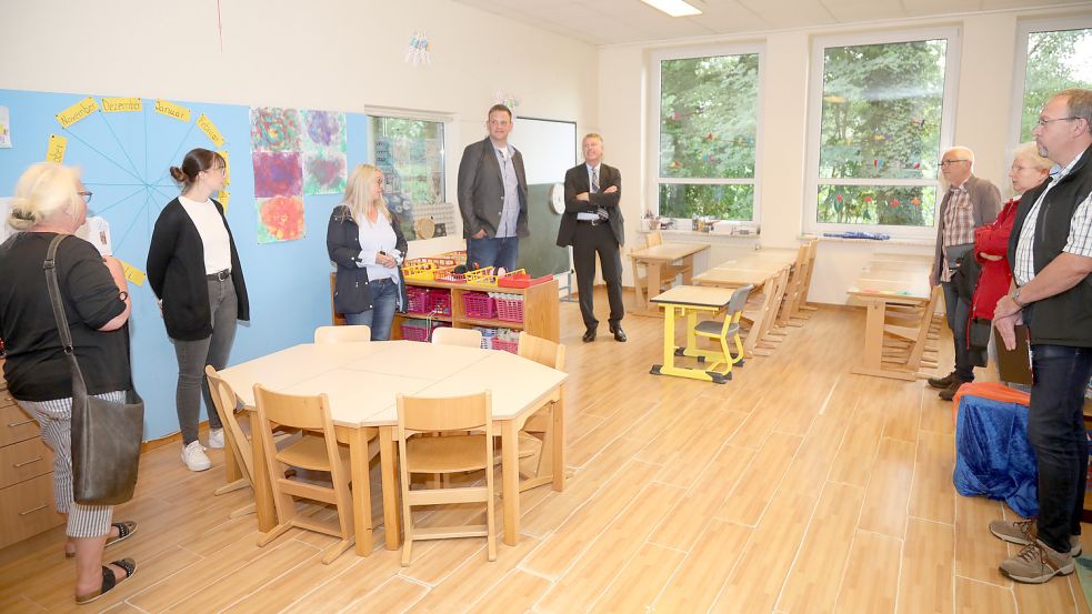Ungewisse Zukunft: Schulleiter Wolfgang Albers und Pädagogin Helma Mäcken haben im vergangenen Sommer noch den Ihlower Sozialausschuss durch den Schulkindergarten geführt. Foto: Romuald Banik