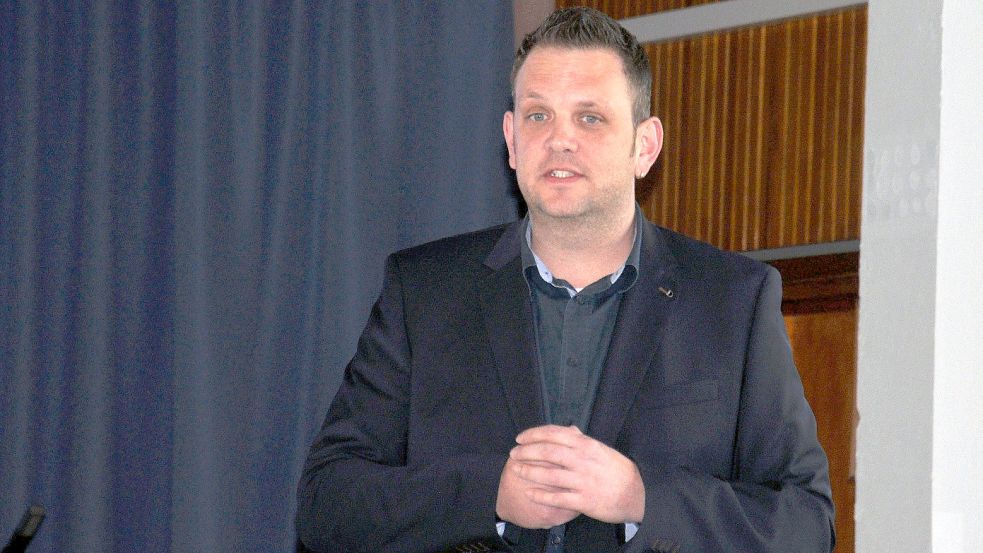 Wolfgang Albers, Schulleiter der Grundschule Westerende-Kirchloog, erläuterte im Bildungsausschuss, warum er den Schulkindergarten schließen muss. Foto: Kim Hüsing