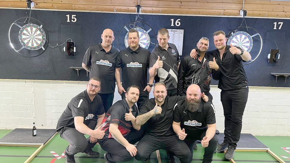 Zur Pokalmannschaft des Dartclub Moordorf gehören Ralf Rose (oben von links), Hendrik Tjaden, Dirk Broeksmid, Dennis Akthar und Andreas Buse sowie Sven Wienekamp (vorne von links), Timo Weermann, Marco Peters und Lars Dannebaum. Fotos: privat