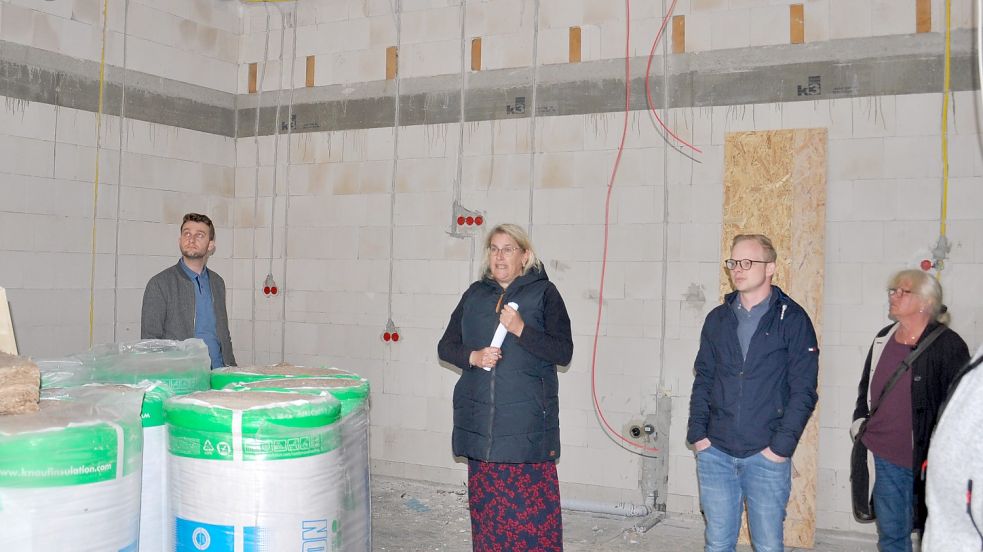 Kita-Leiterin Petra Saathoff zeigt den Mitgliedern des Bildungsausschusses die Besonderheiten in den späteren Gruppenräumen. Foto: Kim Hüsing