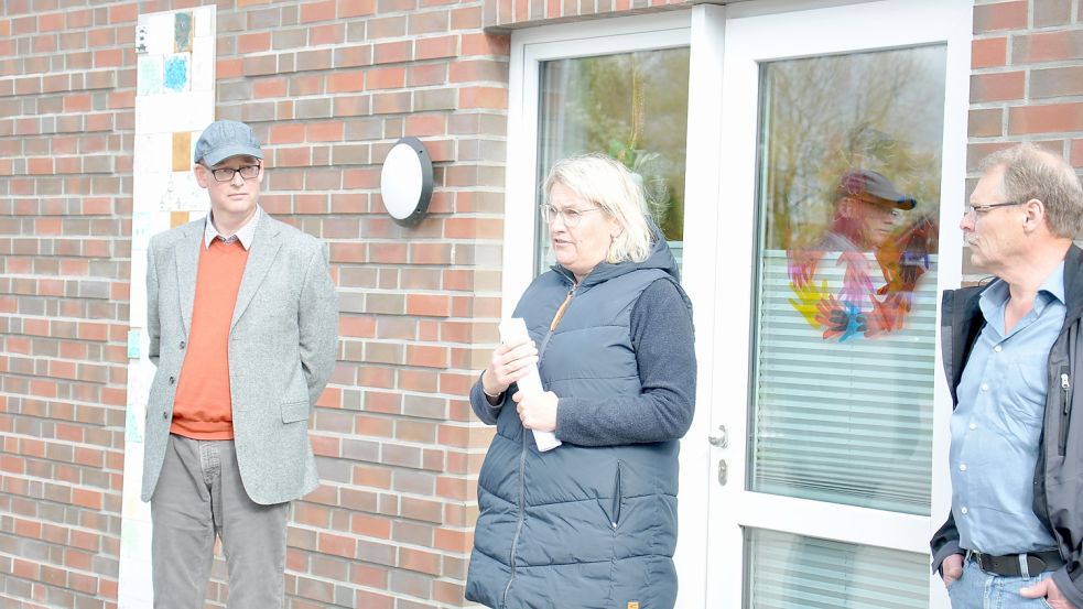 Mit dem Anbau an der Kindertagesstätte "Zwergennest" in Riepe möchte die Gemeinde den fehlenden Krippenplätzen entgegenwirken. Leiterin Petra Saathoff führte den Bildungsausschuss über die Baustelle. Foto: Kim Hüsing