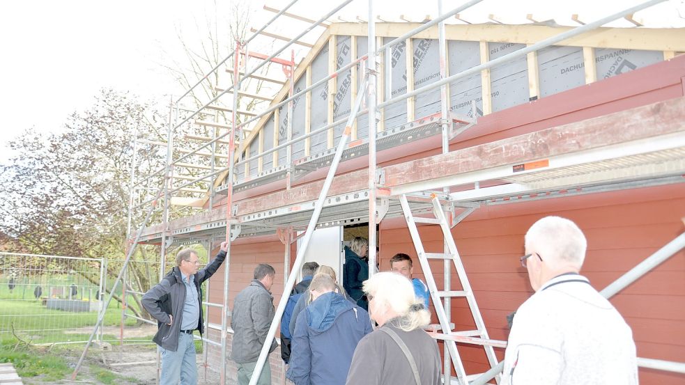 Für besonderes Erstaunen bei den Ausschussmitgliedern sorgte die 70 Quadratmeter große Hütte für die Fahrzeuge und Werkzeuge des Hausmeisters. Foto: Kim Hüsing