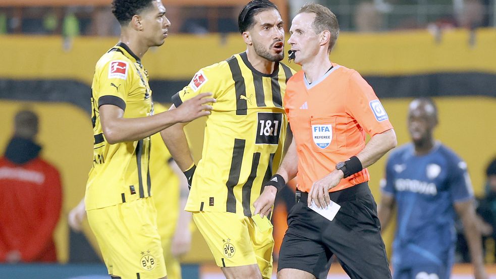 Kein einfacher Job: Sascha Stegemann (rechts) und andere Schiedsrichter stehen unter enormen Druck. Foto: imago/Laci Perenyi