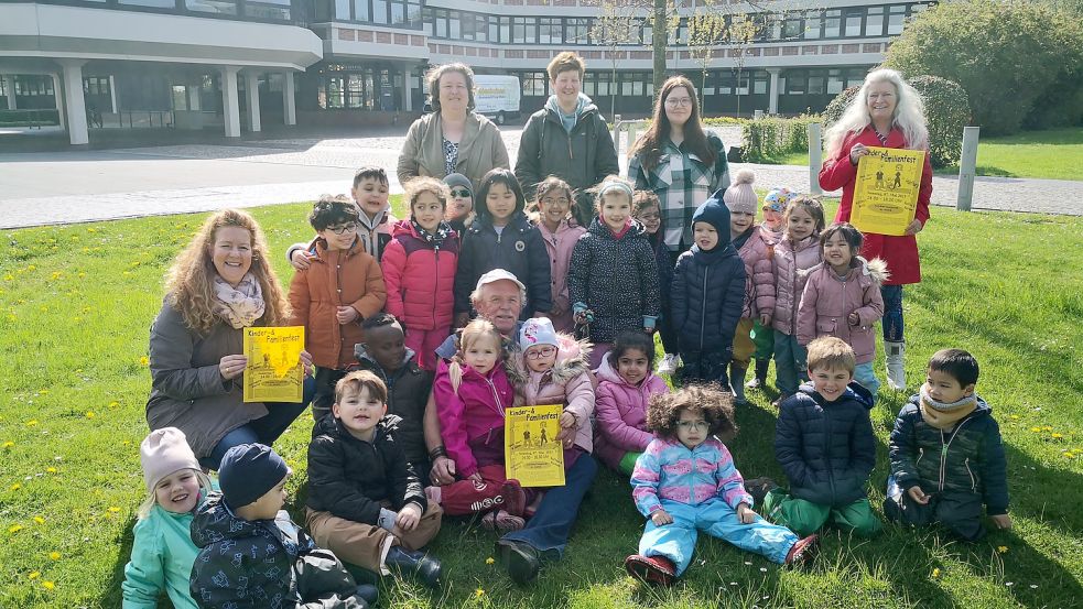 Die Kinder von der Ludgerus-Kita sind schon voller Vorfreude. Tina Hardy (links) sowie Wolfgang und Ute Rieken (alle mit Plakat) vom Organisationsteam freuen sich mit. Foto: Karin Böhmer