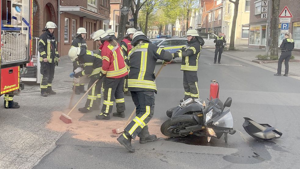 Der Fahrer des Motorrads wurde bei dem Unfall in Norden schwer verletzt. Die Feuerwehr musste wegen auslaufender Betriebsmittel ausrücken. Foto: Feuerwehr Norden