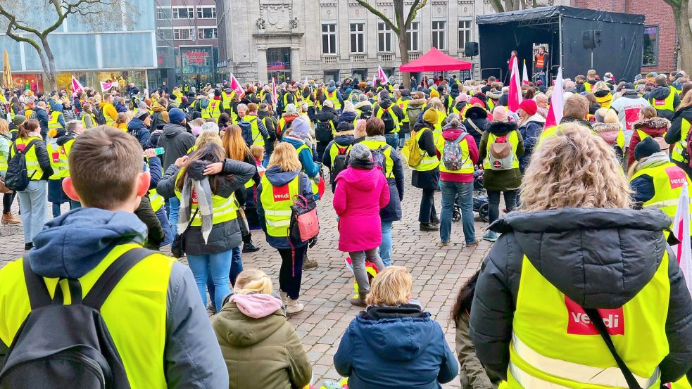 Viele Norder Kita-Mitarbeiter fuhren zur zentralen Streikkundgebung nach Oldenburg. Foto: Jürgen Jakobs