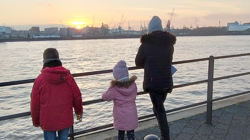 Die drei Kinder der Familie Schmidt* stehen am Elbufer: Der zehnjährige Noah* (links) und seine beiden fünf und fünfzehn Jahre alten Schwestern. Foto: Privat