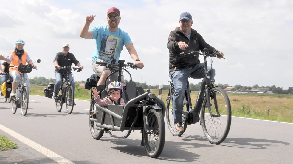 Im vergangenen Jahr waren Groß und Klein bei der Fahrraddemo auf der Landesstraße 1 zwischen Oldersum und Riepe unterwegs. Foto: Kim Hüsing