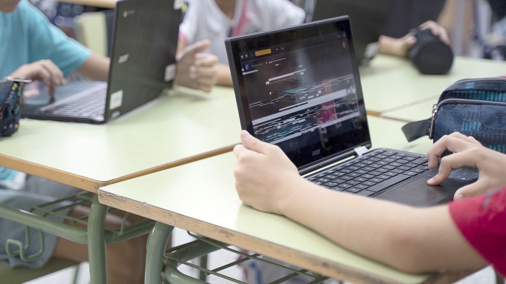 Damit digitale Endgeräte in den Schulen funktionieren, müssen Fachleute grundlegende Strukturen in den Klassenzimmern schaffen. Foto: DPA/Jorge Gil