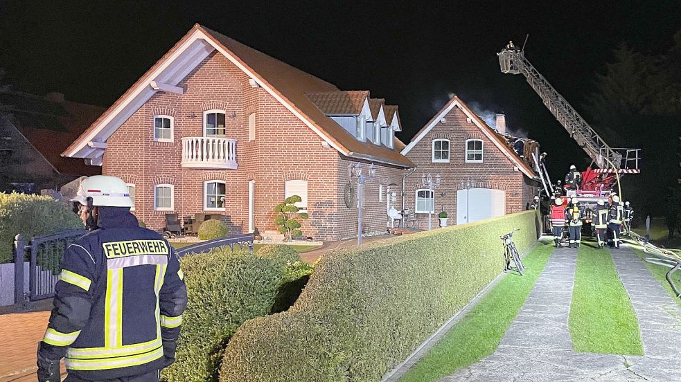 Im vergangenen Jahr war die Feuerwehr mit Drehleiter in Ludwigsdorf im Einsatz. Dadurch konnte ein Übergreifen des Garagenbrandes auf das Wohnhaus verhindert werden. Foto: Pascal Coordes/Feuerwehr