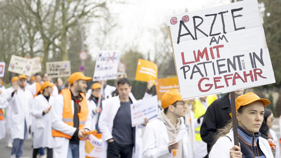 Bereits im März haben Ärzte von kommunalen Krankenhäusern für bessere Bezahlung und Arbeitsbedingungen demonstriert. Foto: DPA