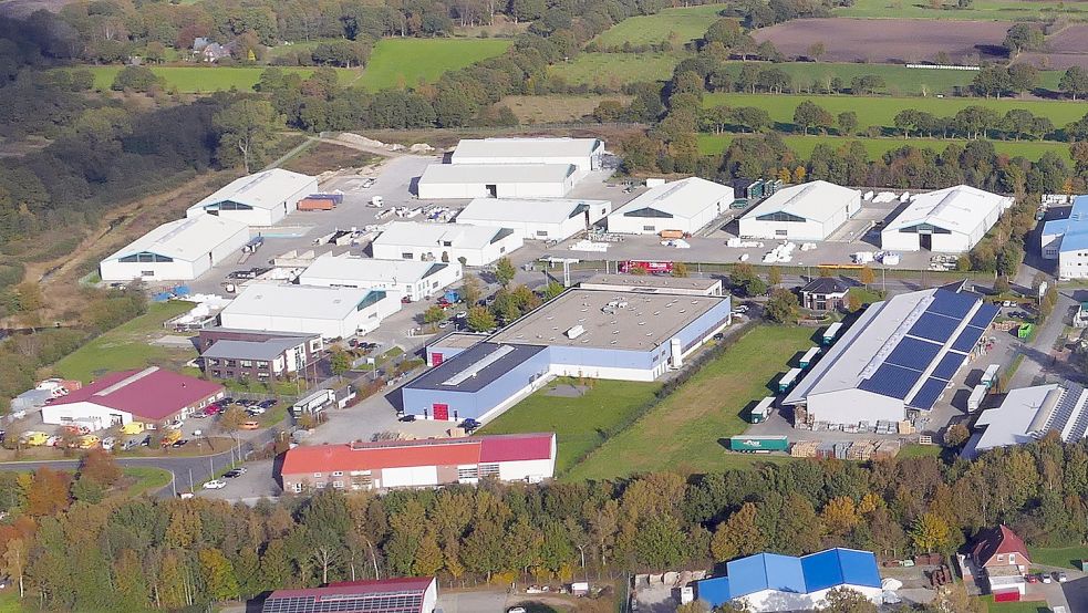 Im Jahr 2019 standen auf dem B-Plast 2000-Gelände elf weiße Hallen. Seitdem sind zwei weitere hinzugekommen. Im Hintergrund ist die Erweiterungsfläche zu erkennen, auf der das Unternehmen weiter expandieren möchte. Foto: Bernd Heiken