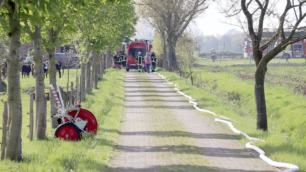 Über mehrere Hundert Meter mussten Schläuche zum nächsten Hydranten verlegt werden. Foto: Heino Hermanns